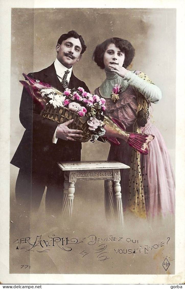 *CPA - 1er Avril - Couple Avec Cobeille De Fleurs Et Poisson - 1er Avril - Poisson D'avril