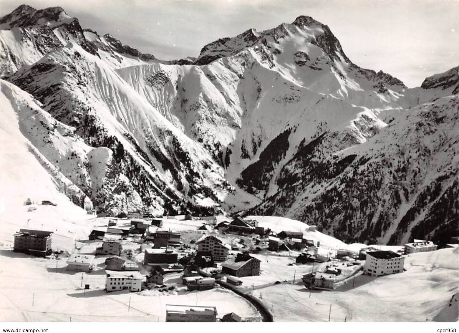 38 . N°kri10685. Les Deux Alpes. Station Et Pic De La Muzelle . N°i.020 . Edition J.cellard . Sm 10X15 Cm . - Vénosc