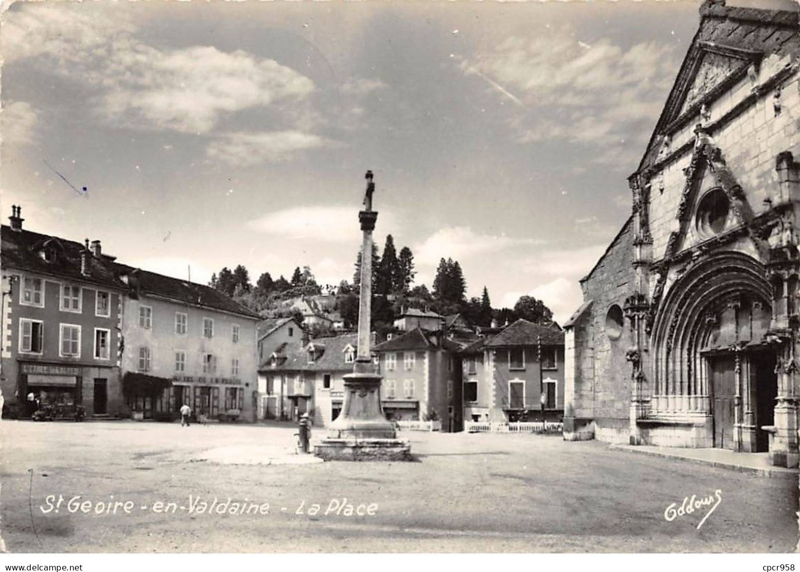 38 . N°kri10674. St-geoire-en-valdaine  .la Place . N°  . Edition Fousset Oddoux .  Sm 10X15 Cm . - Saint-Geoire-en-Valdaine