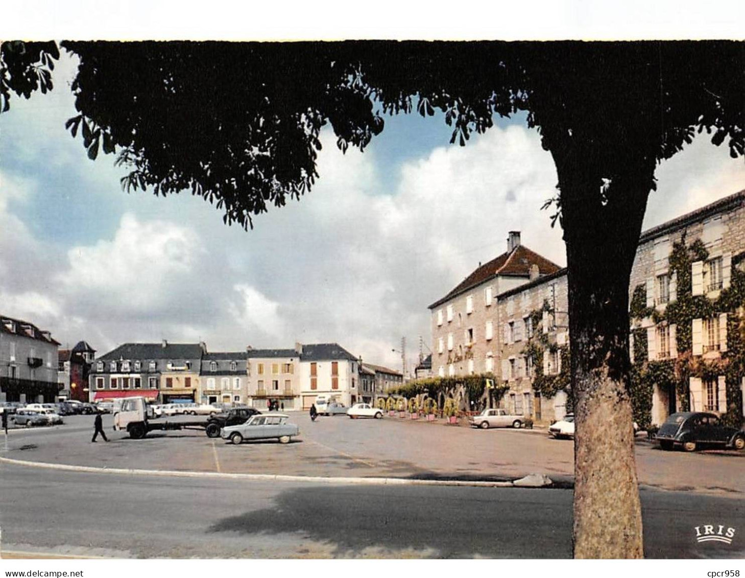 46 . N°kri11511 . Gramat   .place De La Republique  .    N°10  .  Edition Theojac   .  Cpsm 10X15 Cm . - Gramat