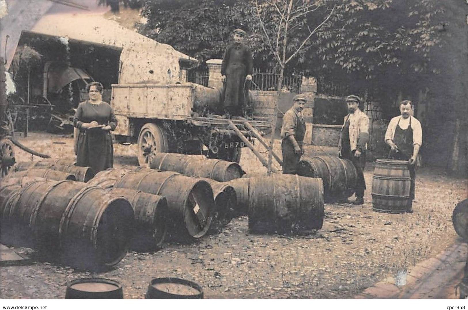 Métiers - N°84172 - Une Femme, Et Des Hommes Chargeant Des Tonneaux - Artisanat - Carte Photo à Localiser - Artisanat