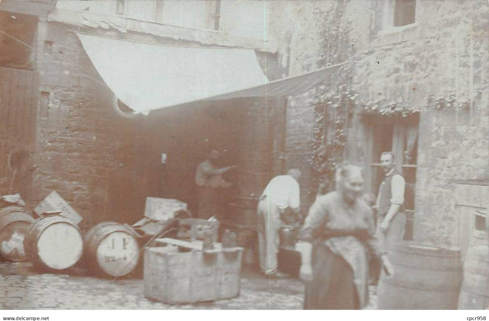 Métiers - N°86649 - Hommes Et Une Femme Dans Une Cour De Ferme Avec Un Bouilleur De Cru ??? - Carte Photo à Localiser - Artisanat