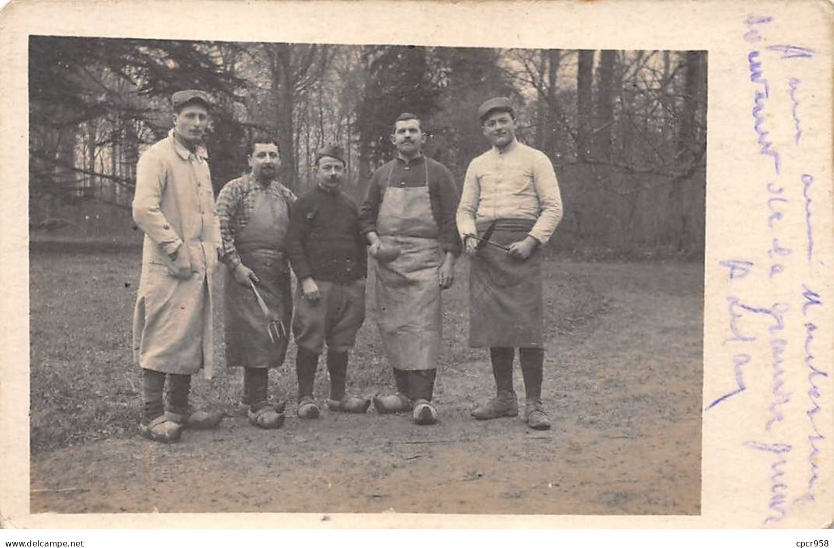 Métiers - N°84173 - Hommes En Sabots, Et Tenant Des Outils - Artisanat - Carte Photo à Localiser - Artisanat