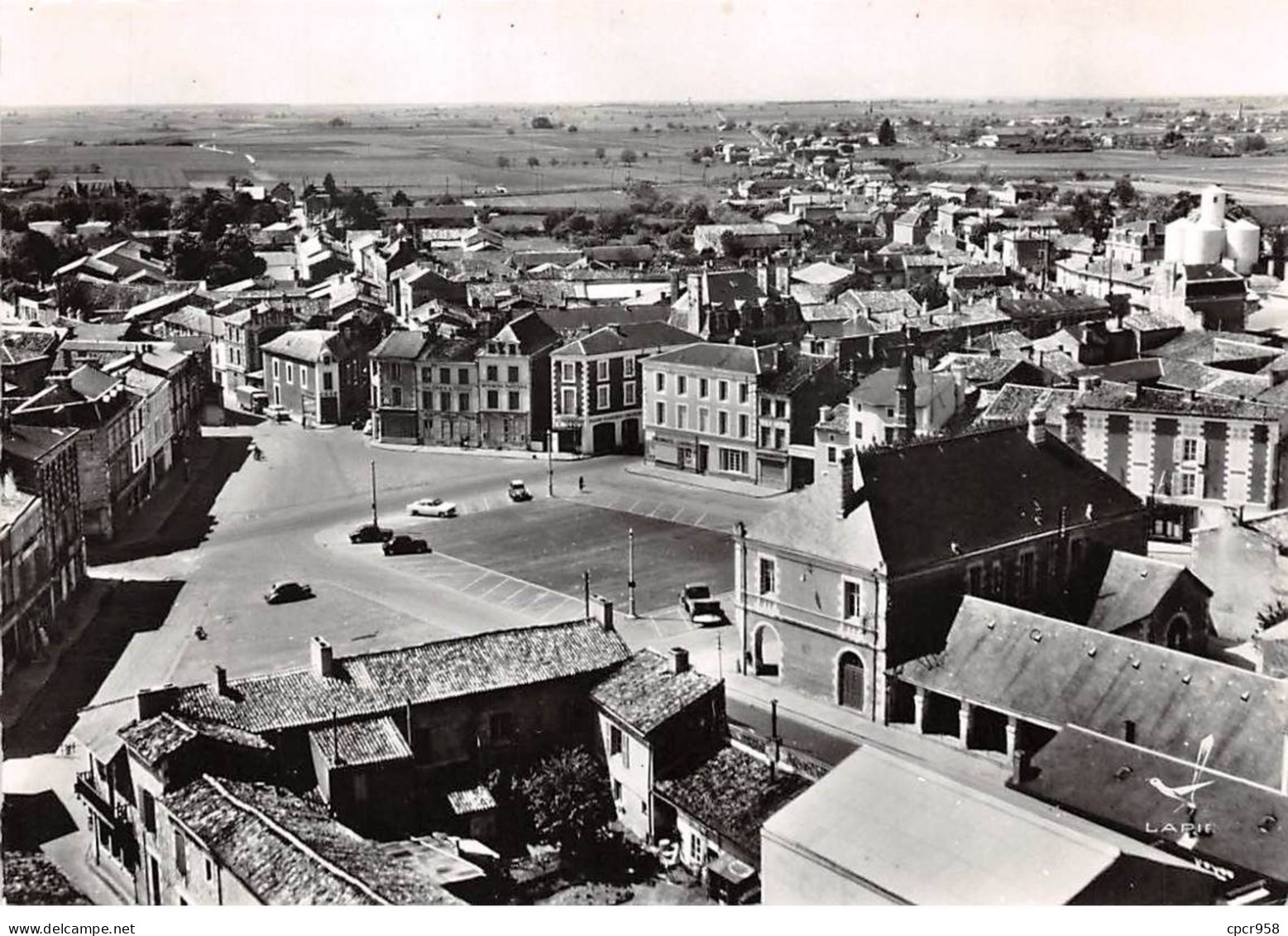 86 . N°sac10991 . Neuville-du-poitou . La Place Joffac N°10 . En Avion Au Dessus De . Cpsm 10X15 Cm . LAPIE - Neuville En Poitou