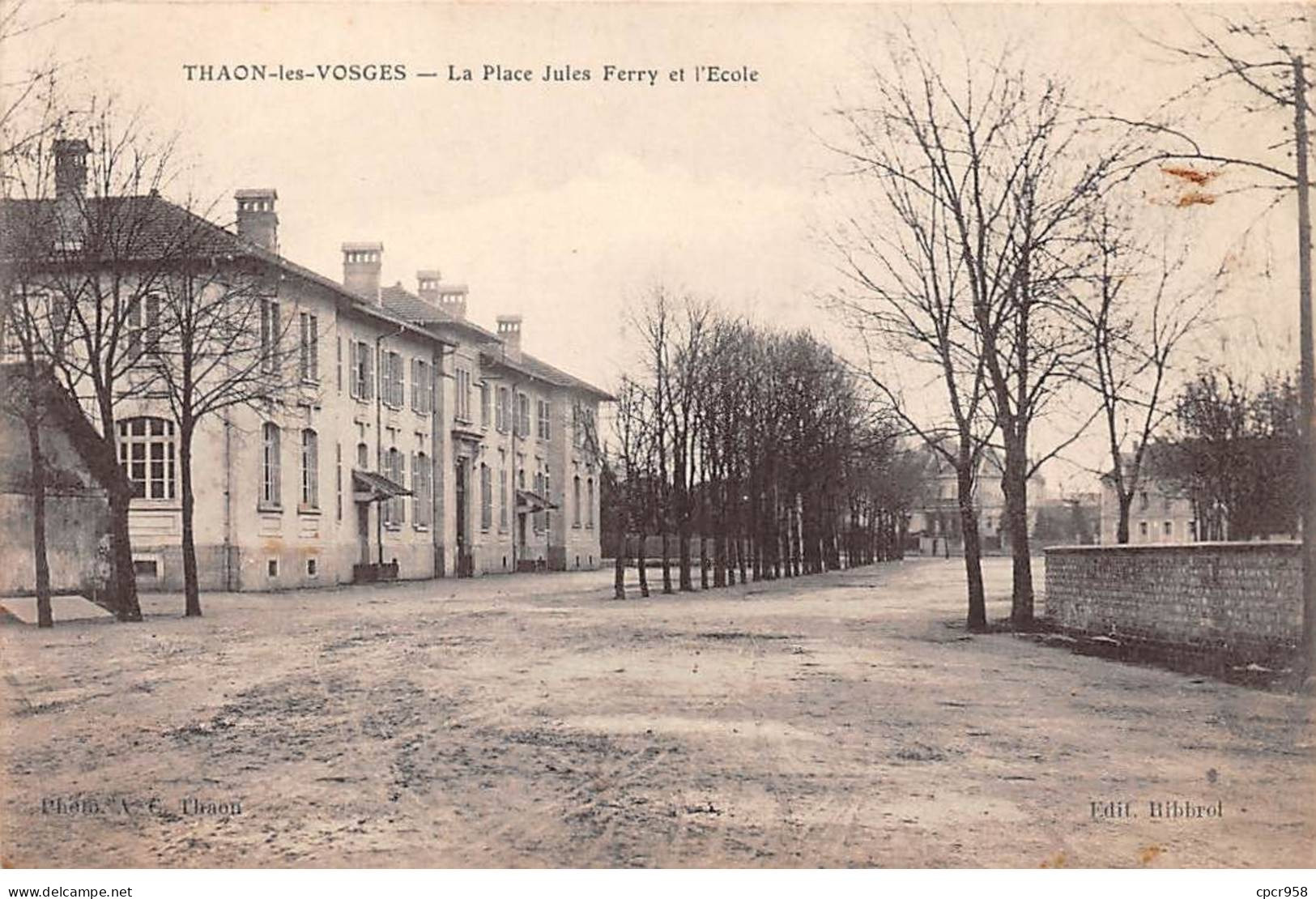 88 - THAON LES VOSGES - SAN24947 - La Place Jules Ferry Et L'Ecole - Thaon Les Vosges