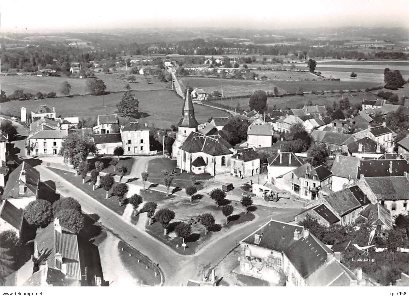 87 . N°sac11129 . Laurière . L'église Et La Place N°4 . En Avion Au Dessus De . Cpsm 10X15 Cm . LAPIE - Lauriere