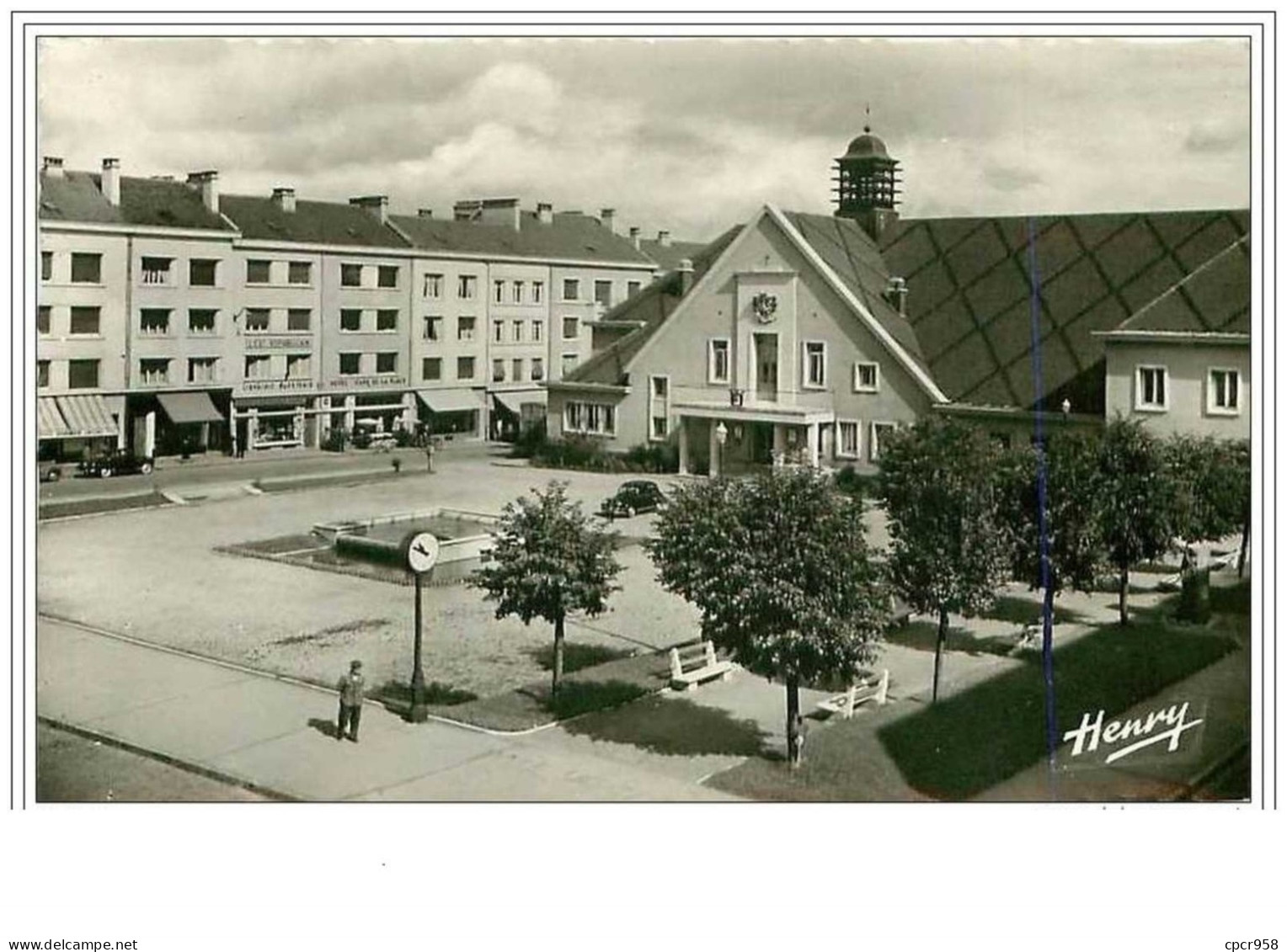 88.CHARMES.PLACE HENRI BRETON ET L'HOTEL DE VILLE.CPSM - Charmes