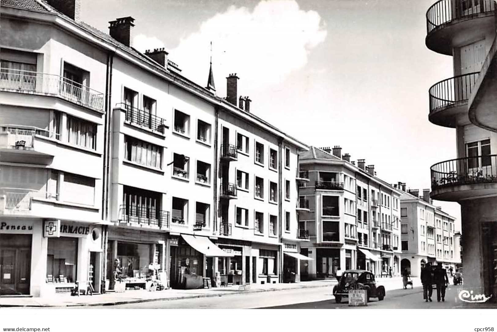 88 . N°101692  . Cpsm .9x14 Cm  .charmes .rue Maurice Barres . - Charmes