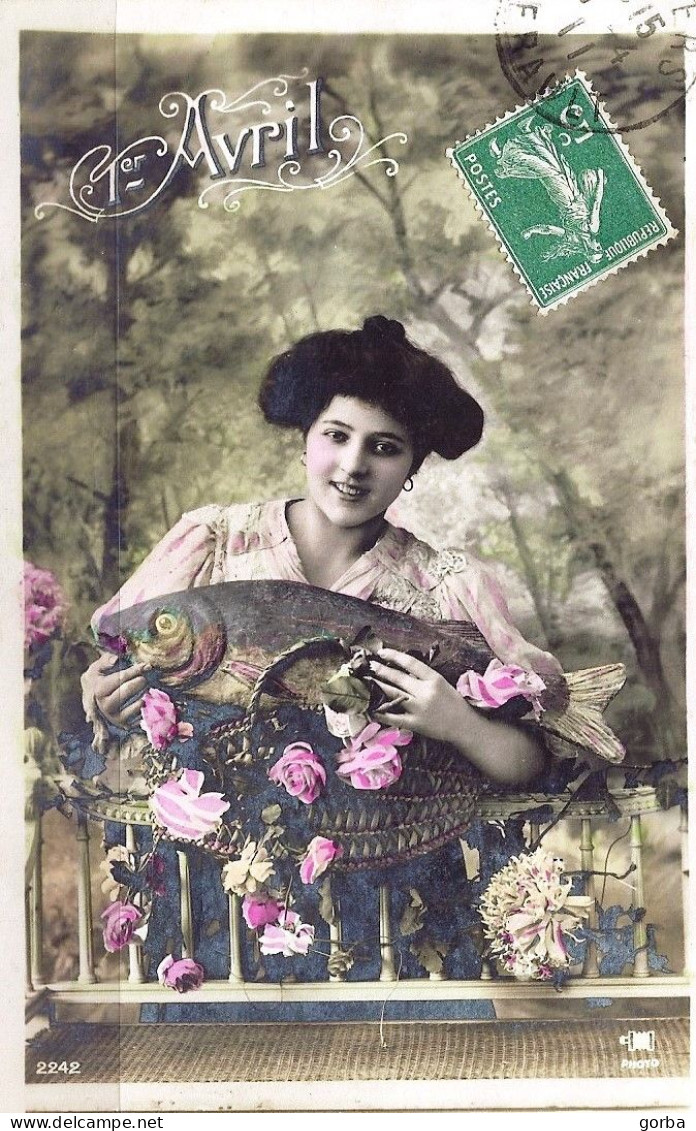 *CPA - 1er Avril     Femme Avec Poissons, Panier, Fleurs - 1er Avril - Poisson D'avril