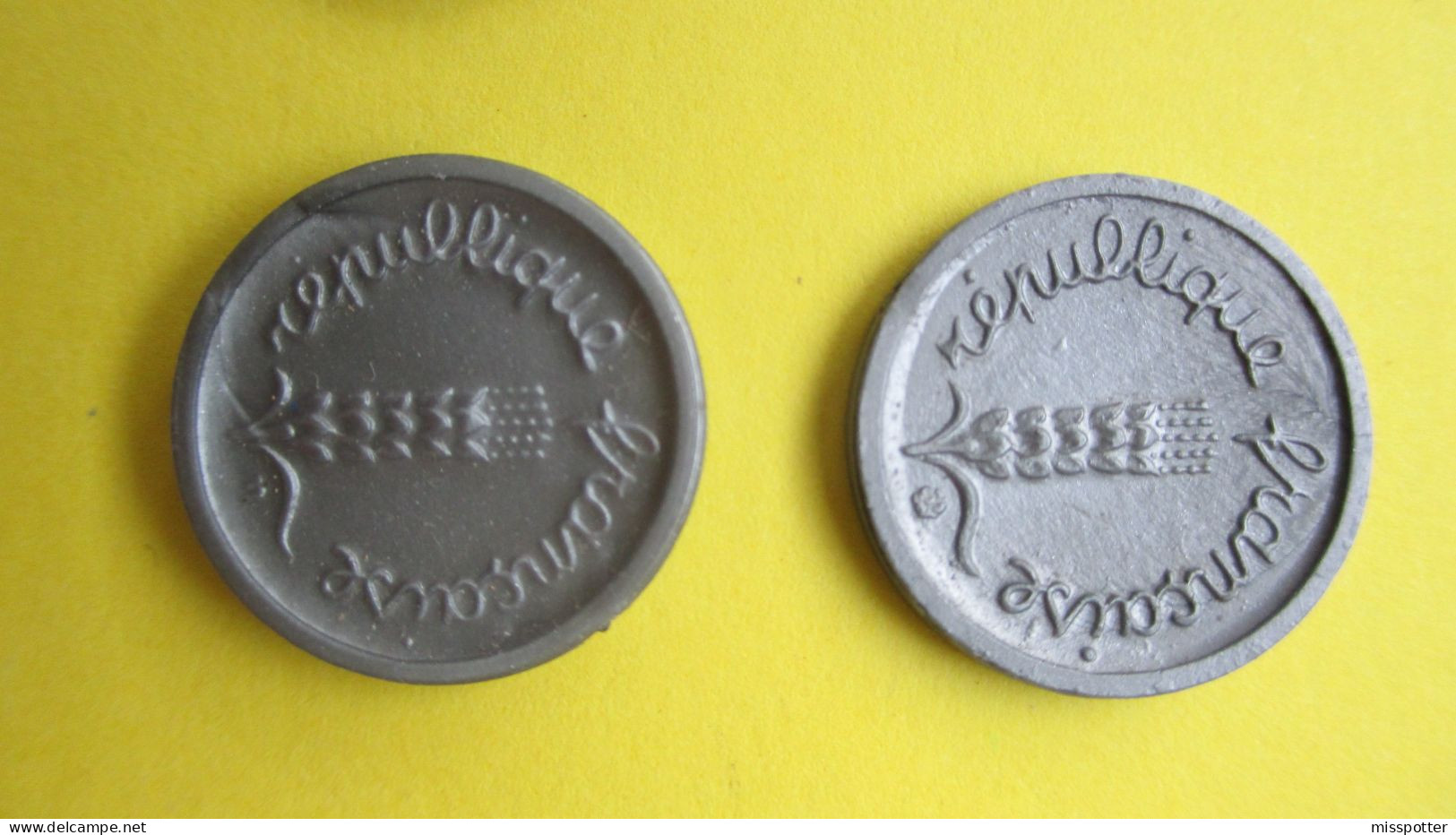 Lot de 11 pièces de monnaie factices plastique, Francs et Centimes, différentes