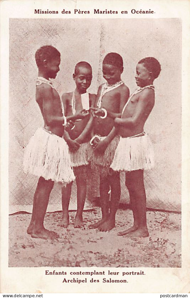 Solomon Islands - Children Contemplating Their Portrait - Publ. Missions Des Pères Maristes  - Solomoneilanden