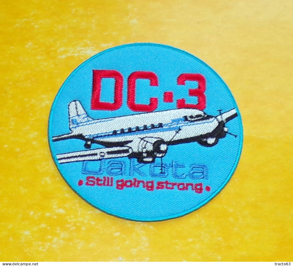 TISSU PATCH : DC-3 DAKOTA , STILL GOING STRONG  , DIAMETRE 9 CM , BON ETAT VOIR PHOTOS . POUR TOUT RENSEIGNEMENT ME CONT - Ecussons Tissu