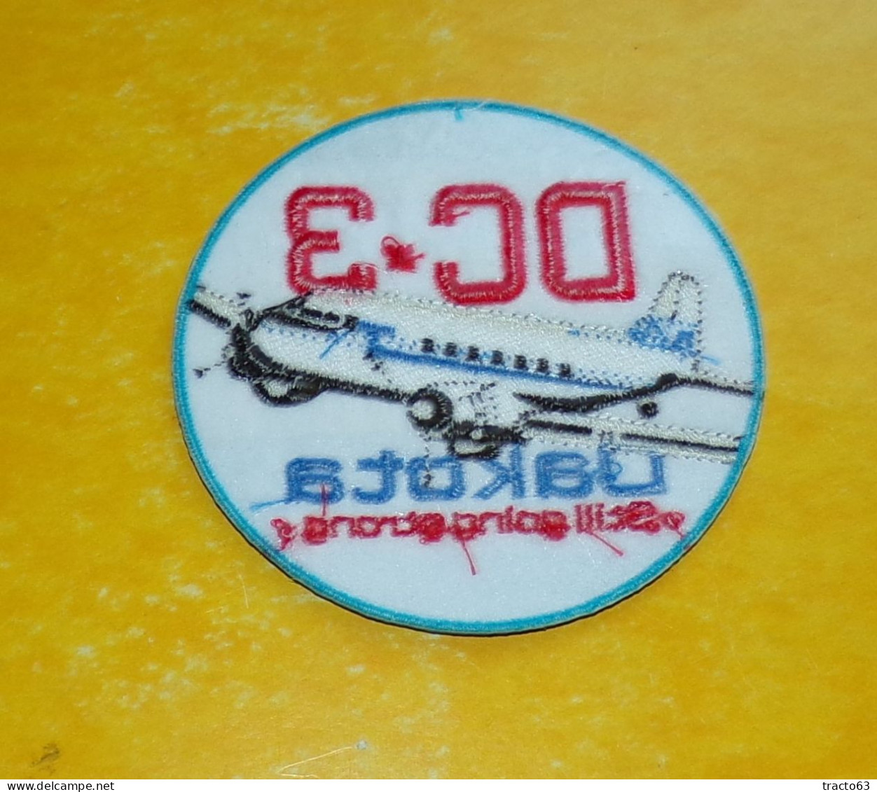 TISSU PATCH : DC-3 DAKOTA , STILL GOING STRONG  , DIAMETRE 9 CM , BON ETAT VOIR PHOTOS . POUR TOUT RENSEIGNEMENT ME CONT - Patches