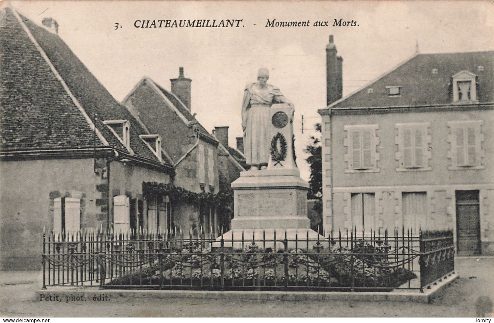 18 Chateaumeillant Le Monument Aux Morts CPA - Châteaumeillant