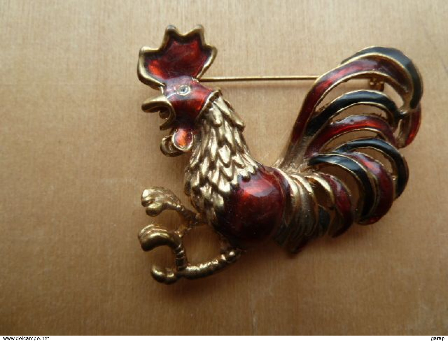 Broc-044:Bon état Broche Représentant Un Coq Aux Plumes Métal Doré,noires  Et Grernat De 37mm/51mm, - Sonstige & Ohne Zuordnung