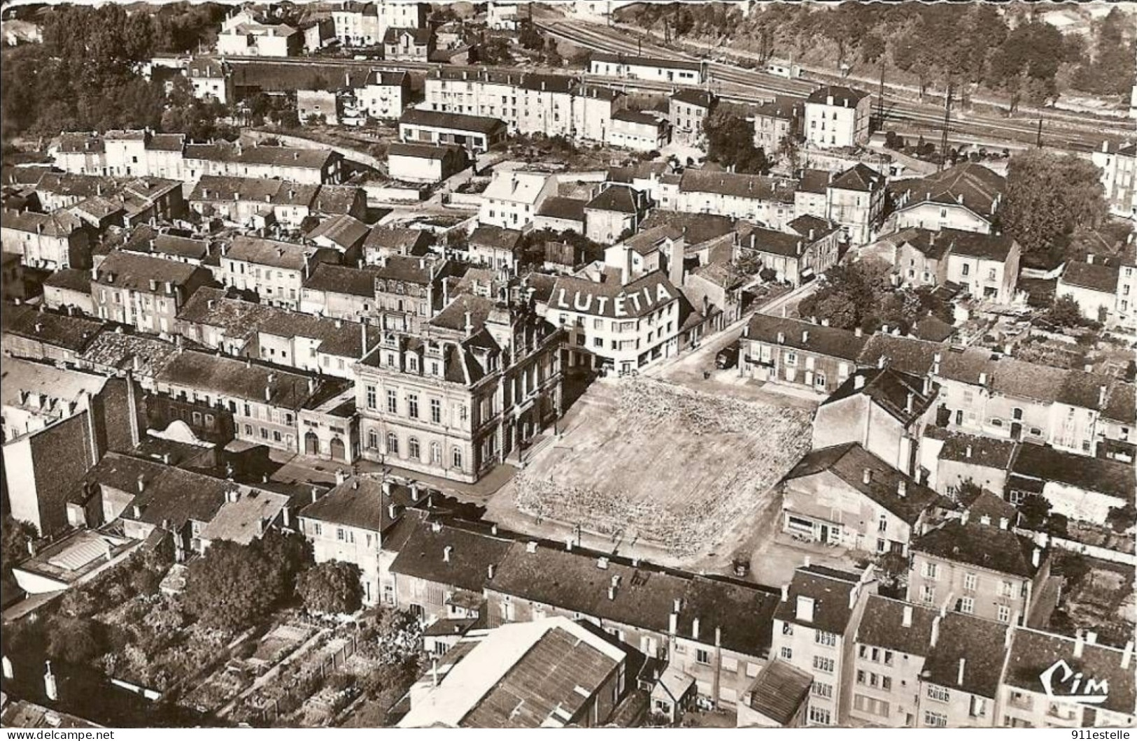 54  LONGUYON -- Vue Générale Aérienne -HOTEL LUTETIA - Longuyon , P,SCHMIDT ,proprietaire - Longuyon