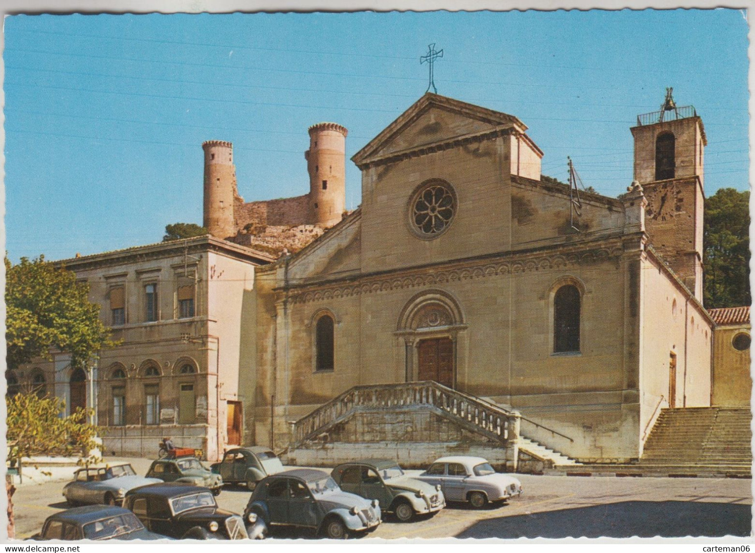 13 - Chateaurenard - L'église Et Les Tours Du Vieux Château - Editeur: Sofer N°13C20102 (voitures Citroën 2 CV Traction) - Chateaurenard