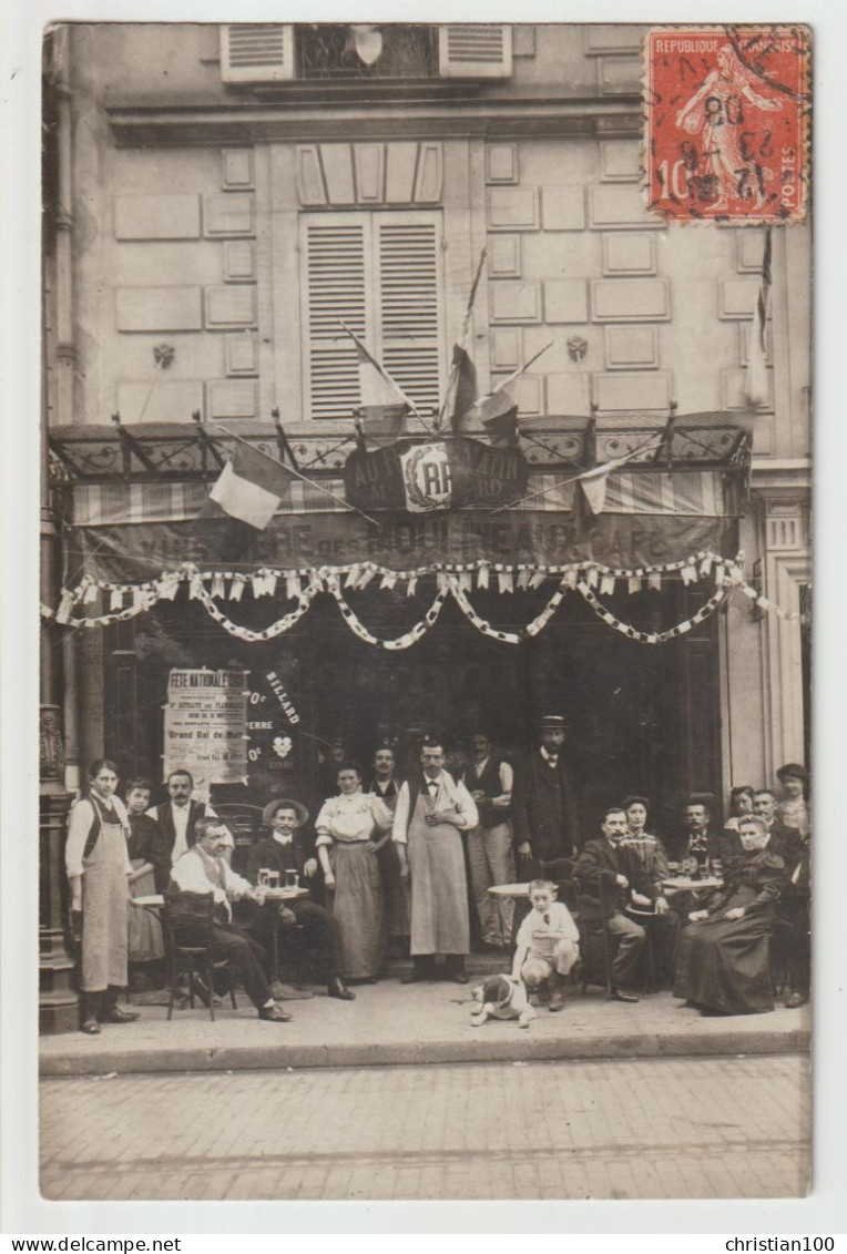 CARTE PHOTO - CAFE " AU REVEIL MATIN " - VINS - BIERE DES MOULINEAUX - FETE NATIONALE 1908 - DRAPEAUX FRANcais -z R/V Z- - Cafés