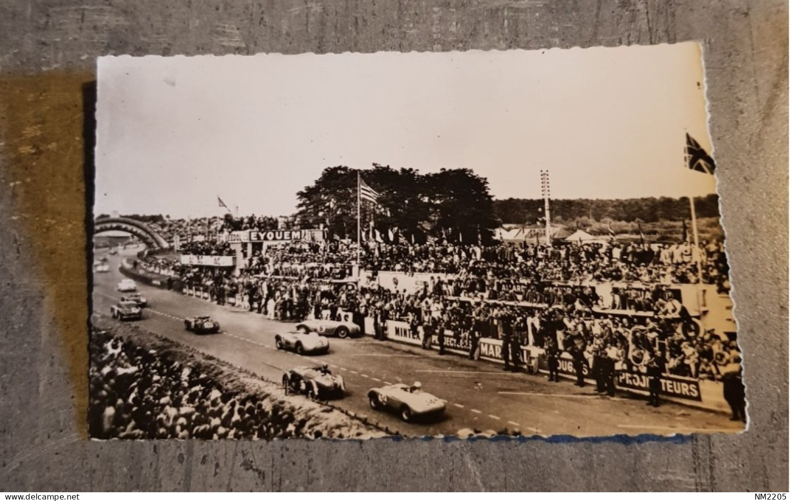 PHOTO AU BROMURE LE PASSAGE DEVANT LES TRIBUNES-  LE MANS CIRCUIT DE LA SARTHE - Non Classés