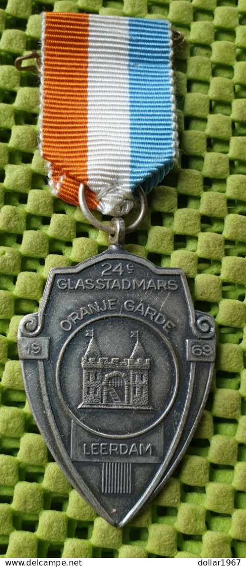 Medaile :   24e. Glasstadmars , Oranje Garde , Leerdam 1969 -  Original Foto  !!  Medallion  Dutch - Sonstige & Ohne Zuordnung