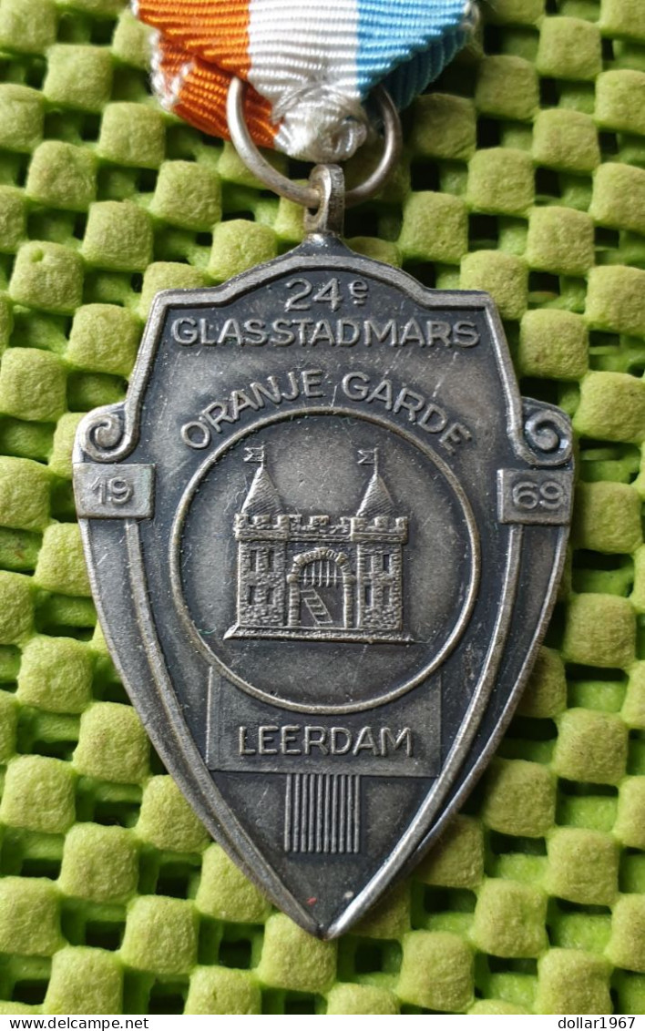 Medaile :   24e. Glasstadmars , Oranje Garde , Leerdam 1969 -  Original Foto  !!  Medallion  Dutch - Sonstige & Ohne Zuordnung