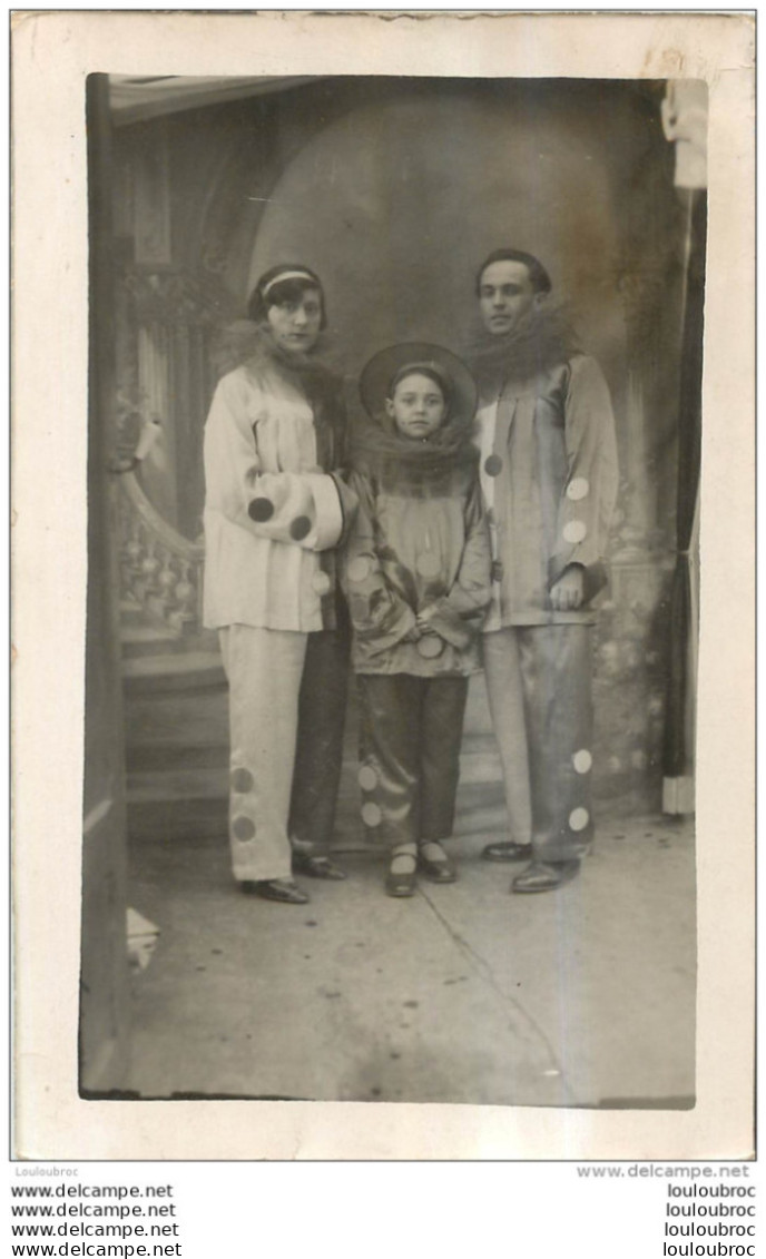 CARTE PHOTO GROUPE DE TROIS PERSONNES EN ARLEQUIN - To Identify