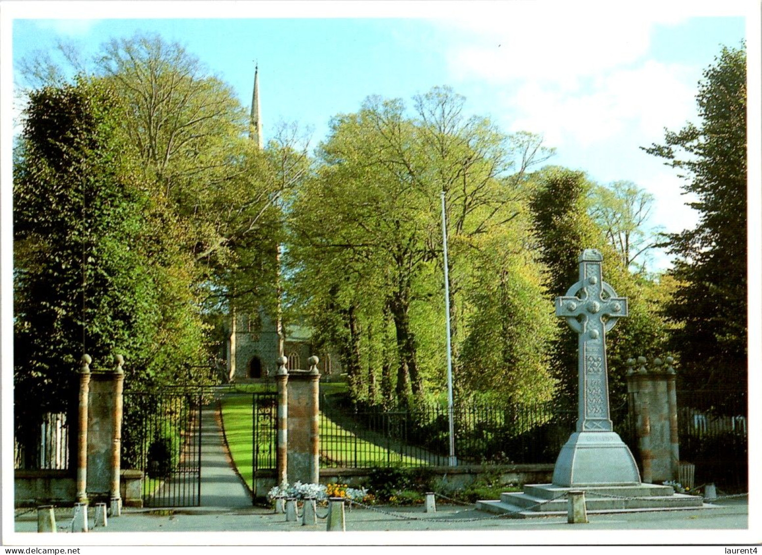 5-4-2024 (1 Z 6) Northern Ireland - Hillsborough - War Memorial & Church - Monumentos A Los Caídos