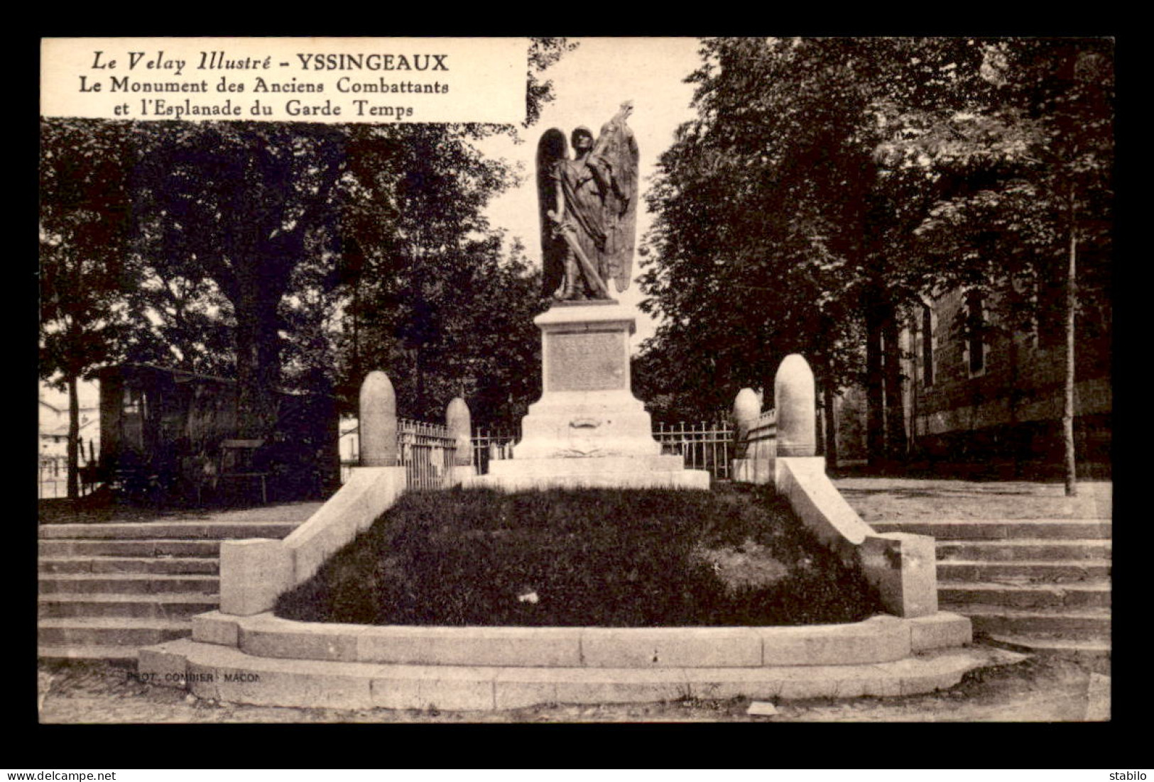 43 - YSSINGEAUX - LE MONUMENT AUX MORTS ET L'ESPLANADE DU GARDE TEMPS - Yssingeaux