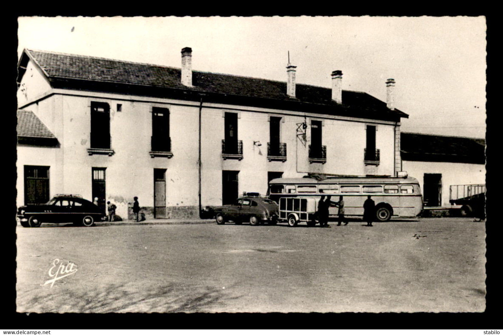 ALGERIE - SAHARA - DJELFA - FACADE DE LA GARE DE CHEMIN DE FER - AUTOCAR - Djelfa