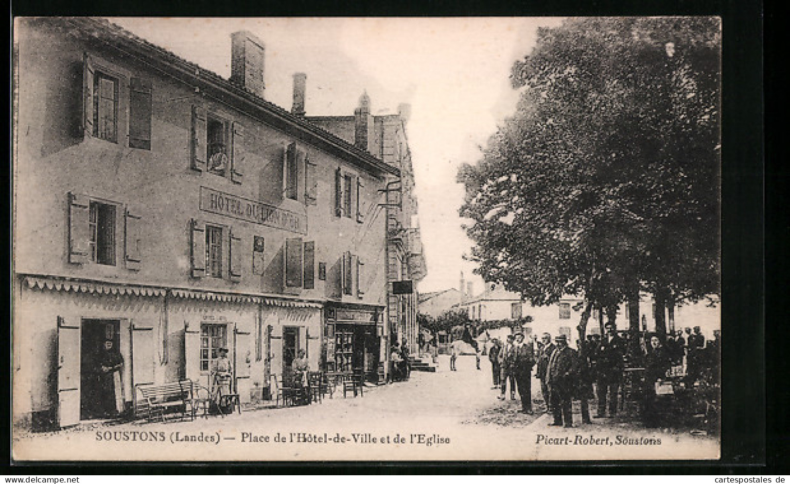 CPA Soustons, Place De L`Hotel-de-Ville Et De L`Eglise  - Soustons