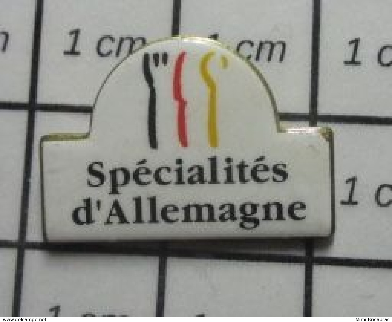 311B Pin's Pins / Beau Et Rare / Thème ALIMENTATION  / SPECIALITES D'ALLEMAGNE C'est Quoi Exactement ? - Alimentación