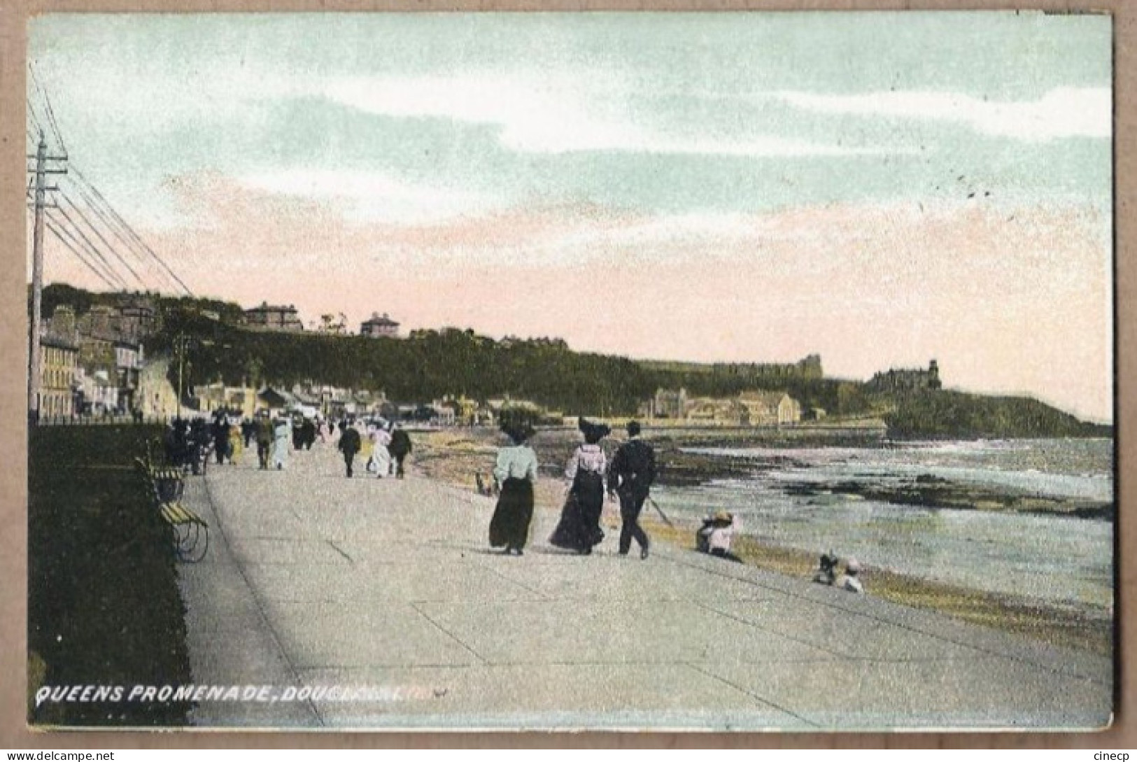 CPA ROYAUME UNI - ILE DE MAN - DOUGLAS - Queens Promenade - TB PLAN ANIMATION Bord De Mer - Insel Man