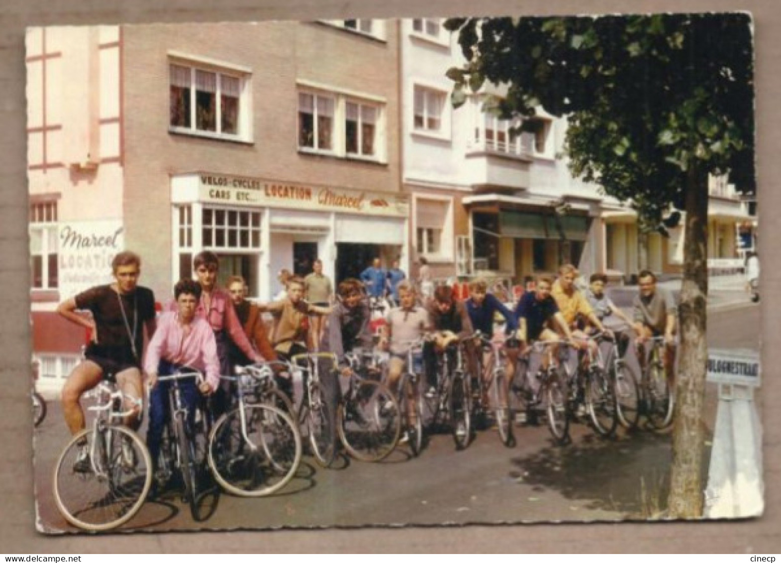 CPSM BELGIQUE - OOSTDUINKERKE - Avant La Randonnée - TB ANIMATION Bicyclettes Devant MAGASIN CYCLES " MARCEL " - Oostduinkerke
