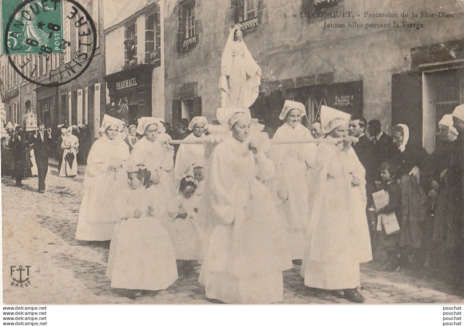 V10-29)  LE CONQUET (FINISTRE) PROCESSION DE LA FETE  DIEU - JEUNES FILLES PORTANT LA VIERGE - Le Conquet