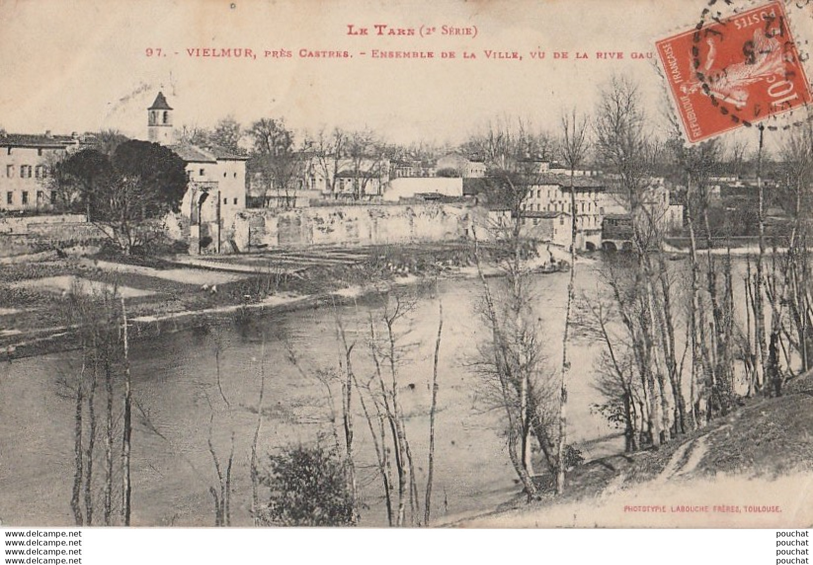 V9-81) VIELMUR PRES CASTRES (TARN) ENSEMBLE DE LA VILLE  , VU DE LA RIVE GAUCHE - Vielmur Sur Agout