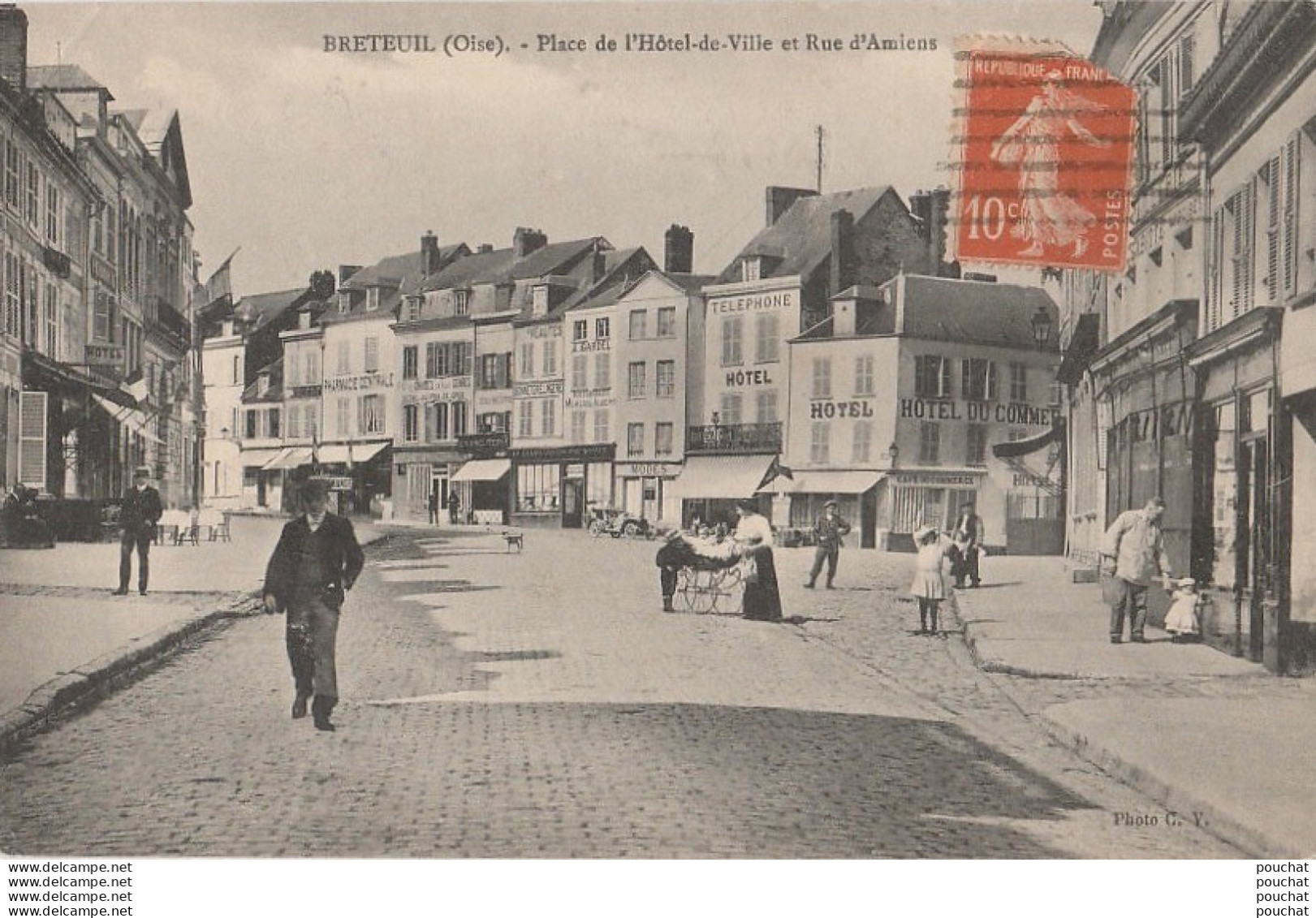 V2-60) BRETEUIL OISE) PLACE  DE L ' HOTEL DE  VILLE ET RUE D' AMIENS  - ( ANIMATION ) - Breteuil