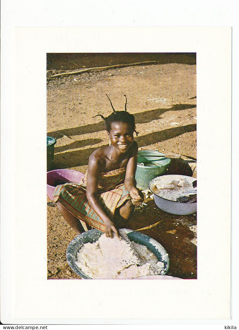 Carte Double 10.5 X 14  Tchad ?  Fillette Rapant Le Manioc (Photo Trichet)    Avec Correspondance à L'intérieur - Tschad