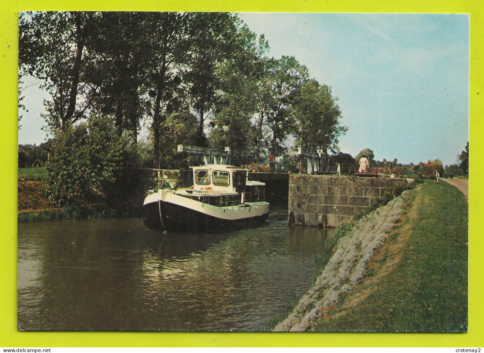 Canal Du NIVERNAIS Petite Péniche Ou Pénichette Sortant D'une écluse - Houseboats