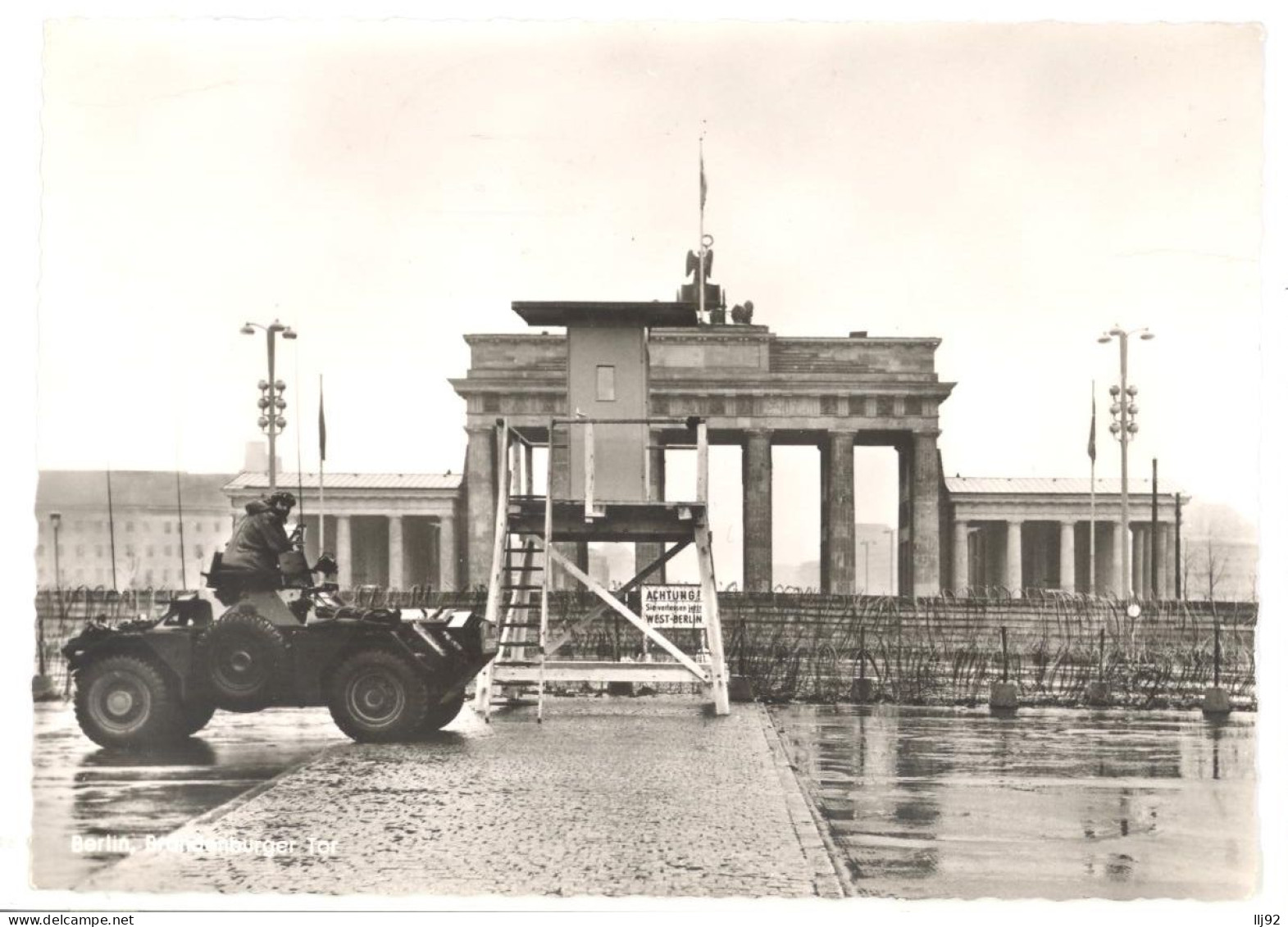 CPSM ALLEMAGNE - BERLIN - Brandenburger  Tor - Checkpoint,  Blindé Militaire , Barbelés - Porta Di Brandeburgo