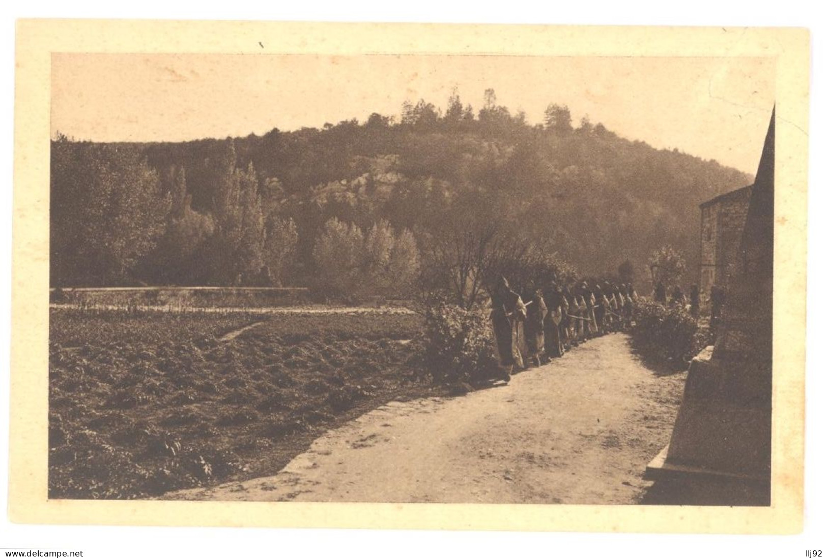 CPA 26 - Abbaye De N-D. D'AIGUEBELLE Par Grignan - Religieux Partant Au Travail - Animée - Grignan