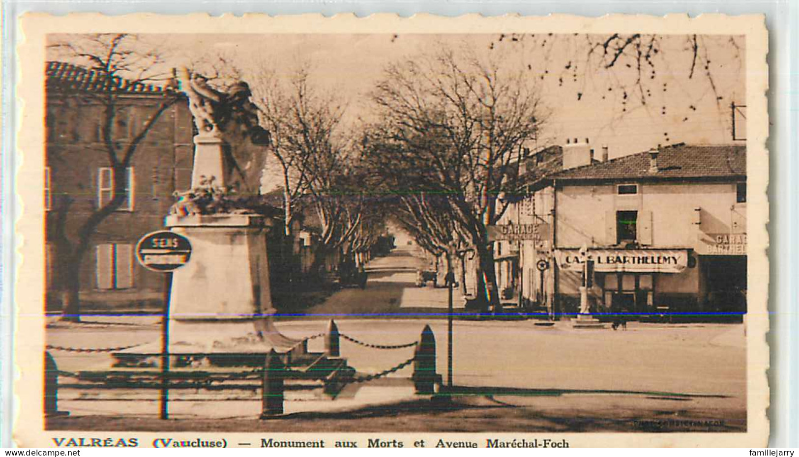 19909 - VALREAS - MONUMENT AUX MORTS ET AVENUE MARECHAL FOCH - Valreas