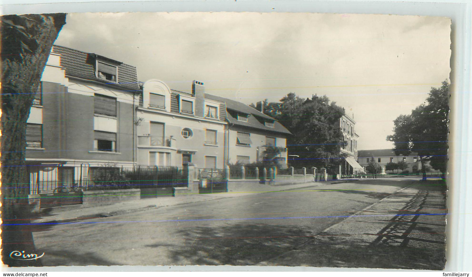 32584 - MIRECOURT - CPSM - AVENUE FOCH AU FOND L ECOLE NORMALE - Mirecourt