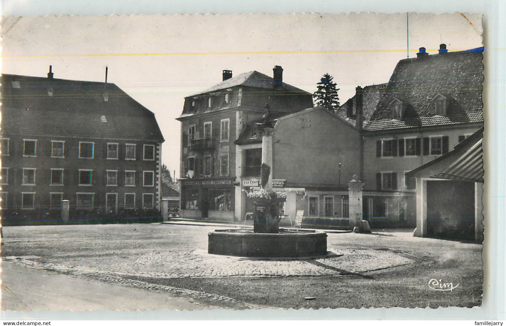 32038 - DELLE - CPSM - PLACE DE LA REPUBLIQUE ET LA FONTAINE - Delle