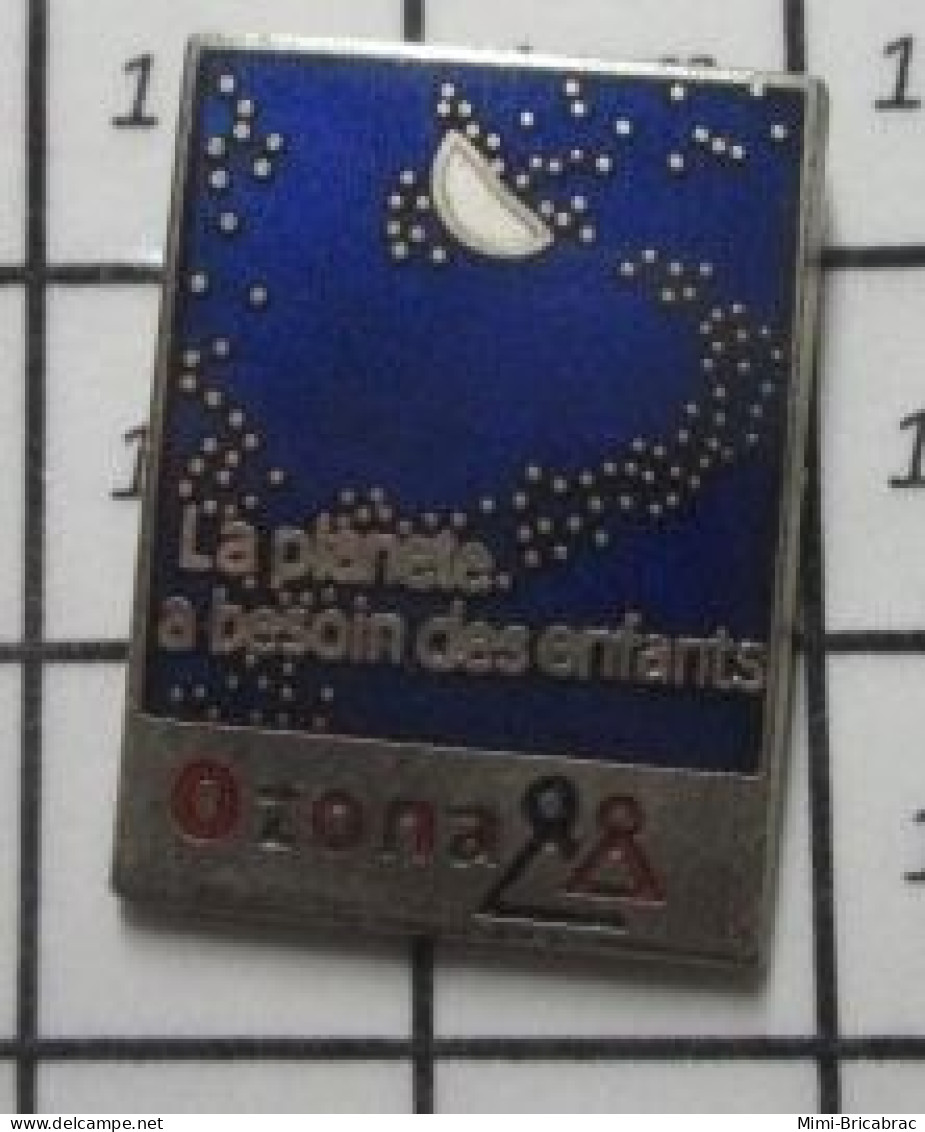 414A Pin's Pins / Beau Et Rare : ESPACE / CIEL ETOILé LA PLANETE A BESOINDES ENFANTS OZONA CROISSANT DE LUNE - Raumfahrt