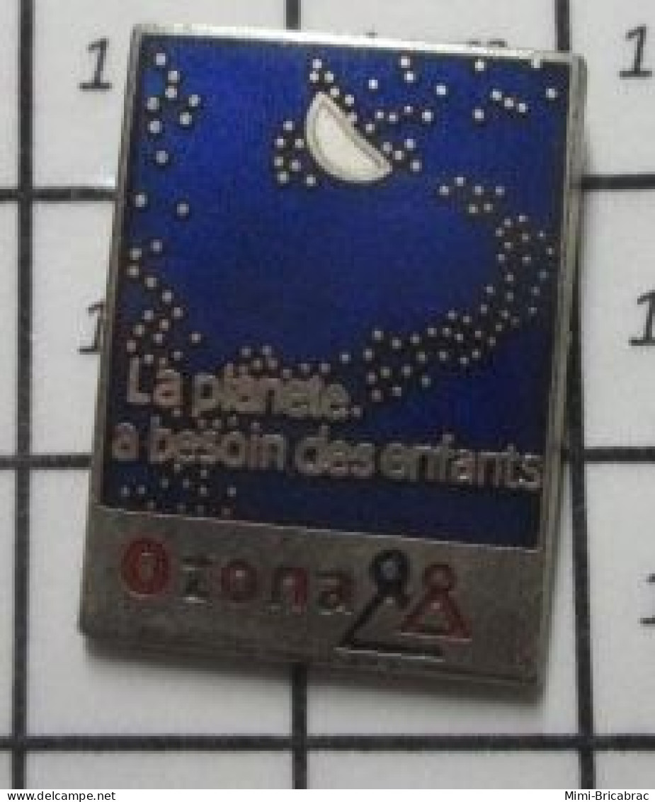 414A Pin's Pins / Beau Et Rare : ESPACE / CIEL ETOILé LA PLANETE A BESOINDES ENFANTS OZONA CROISSANT DE LUNE - Space