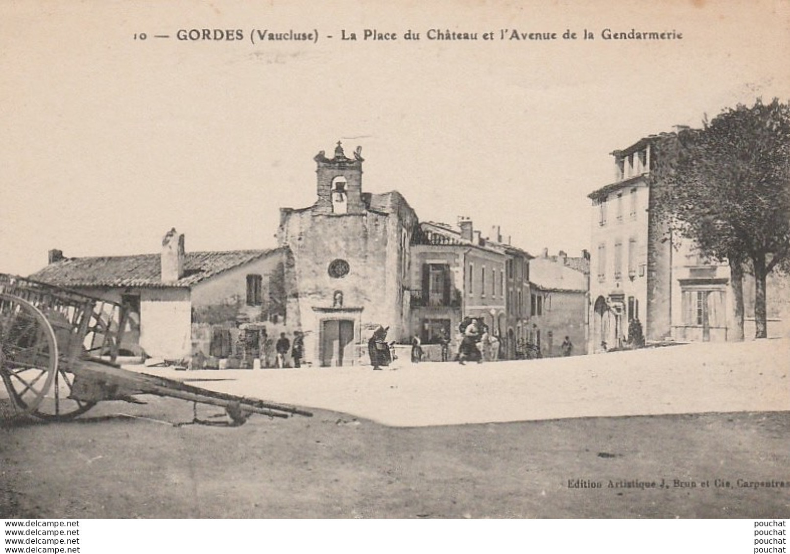 X17-84) GORDES (VAUCLUSE) LA PLACE DU CHATEAU ET L' AVENUE DE LA GENDARMERIE - ( EDITEUR BRUN - HABITANTS - 2 SCANS ) - Gordes
