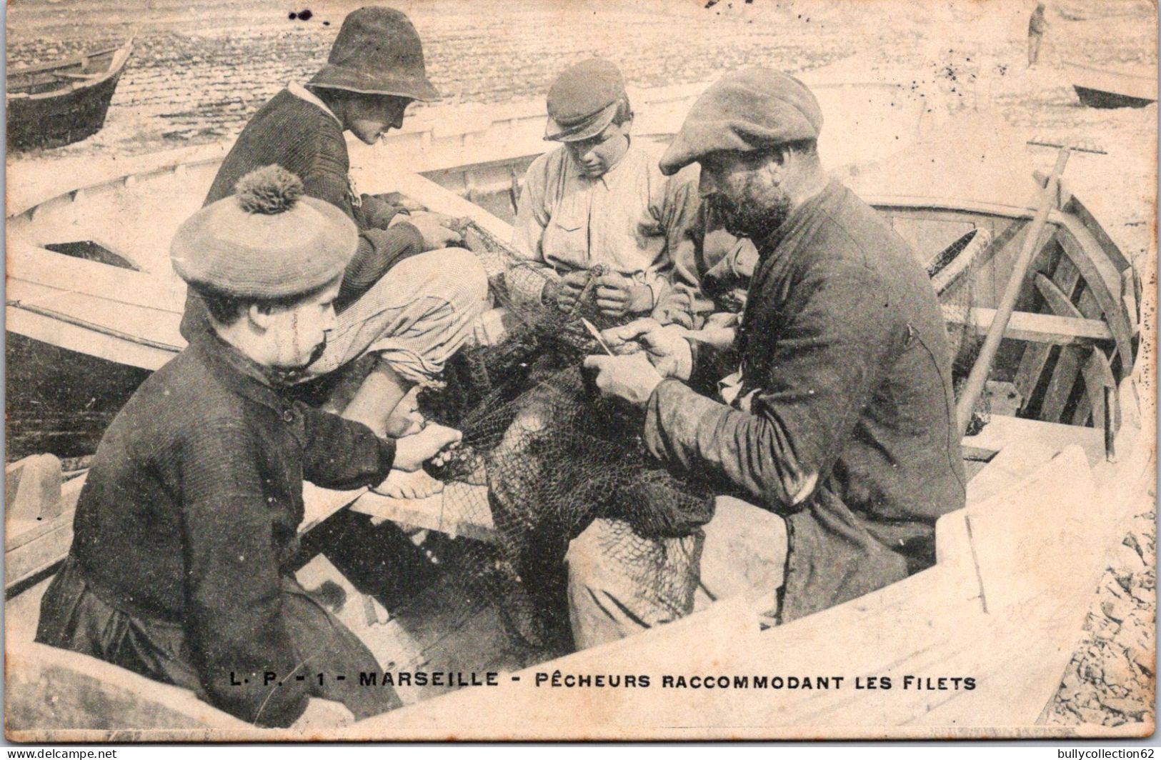 CPA - SELECTION -   MARSEILLE  -  Pêcheurs Raccommodant Les Filets. - Ambachten