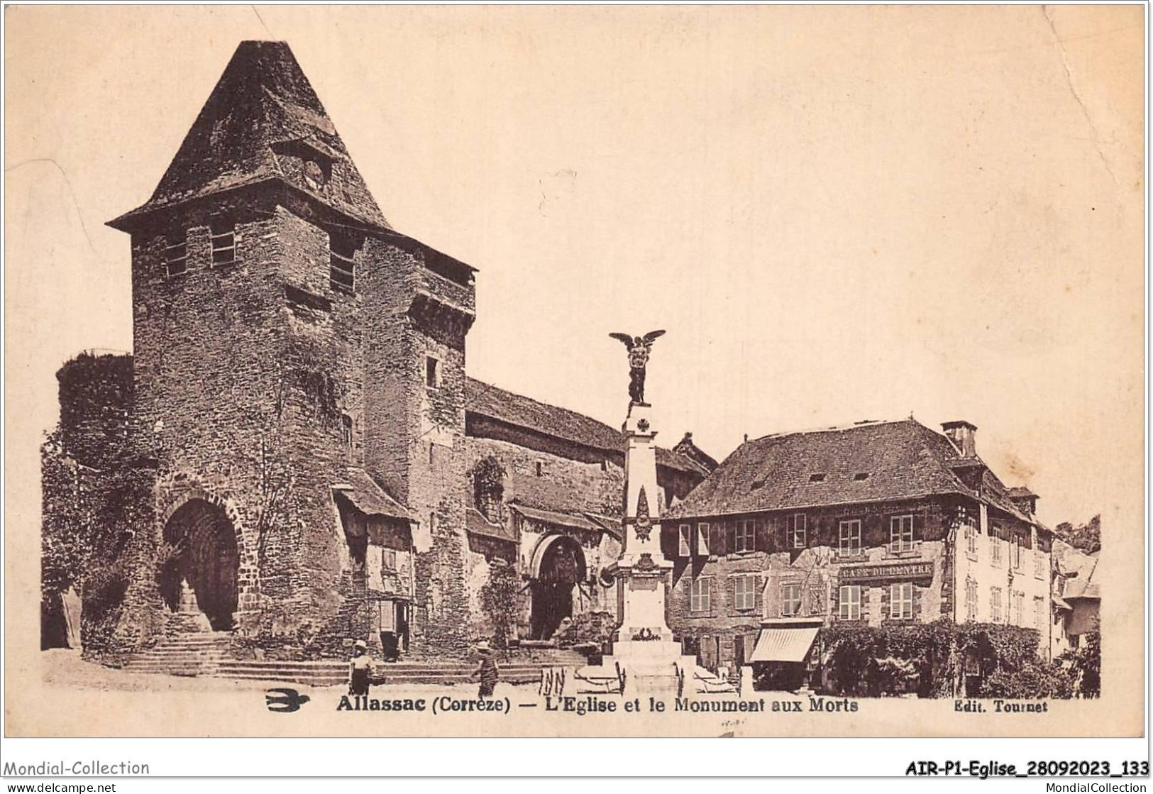 AIRP1-EGLISE-0067 - Allassac - L'église Et Le Monument Aux Morts - Eglises Et Cathédrales