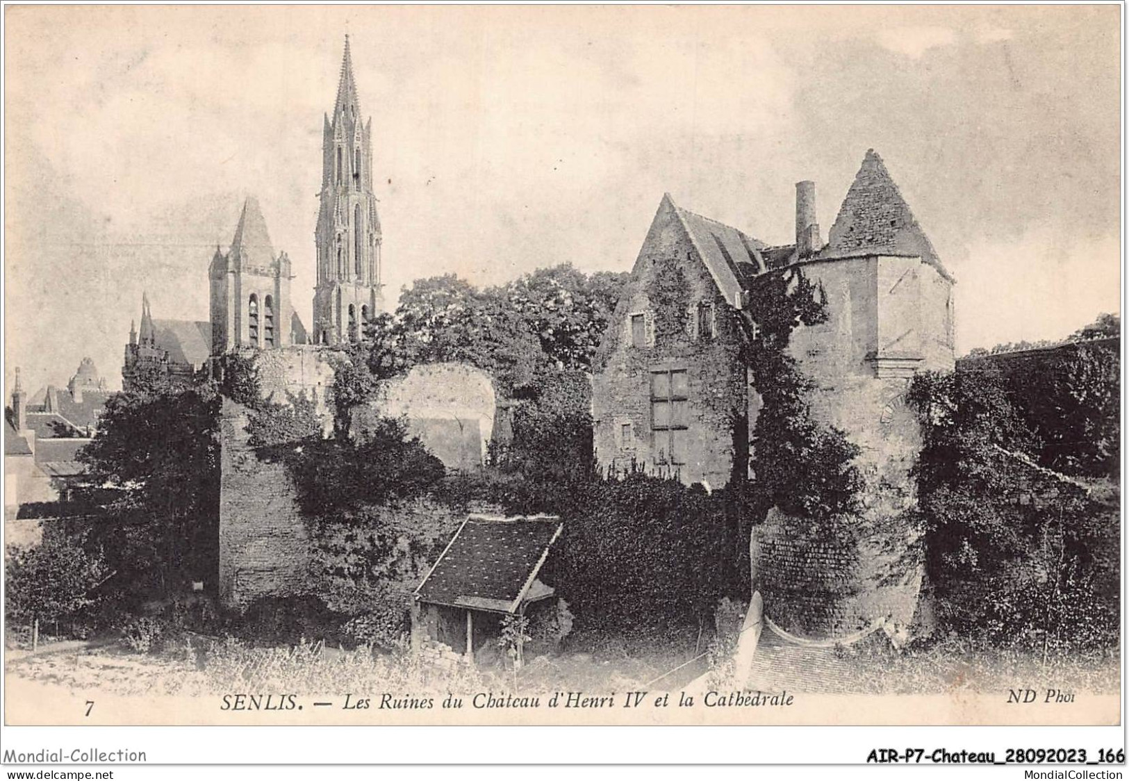 AIRP7-CHATEAU-0773 - Senlis - Les Ruines Du Chateau D'henri IV Et La Cathédrale - Castelli