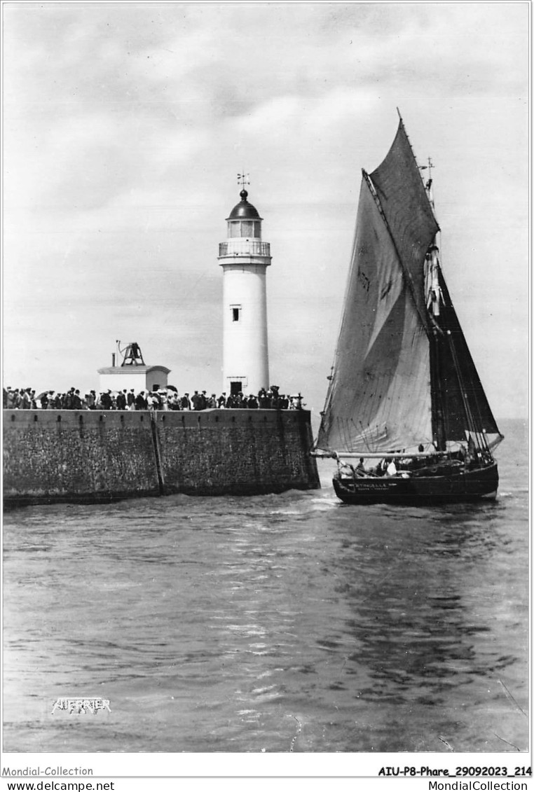 AIUP8-0796 - PHARE - Le Tréport - Barque Passant Devant Le Phare - Lighthouses